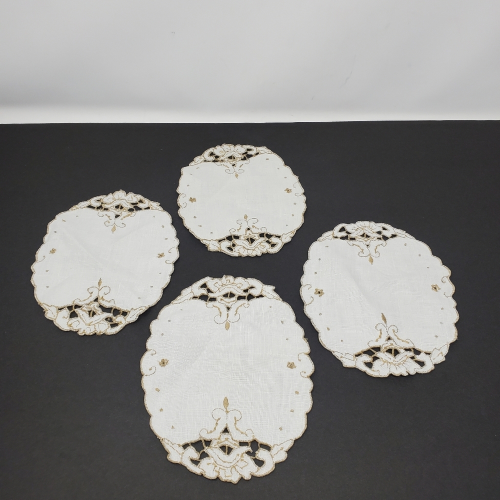 Vintage embroidered white 4 pc dollies 6.25"x5" UC